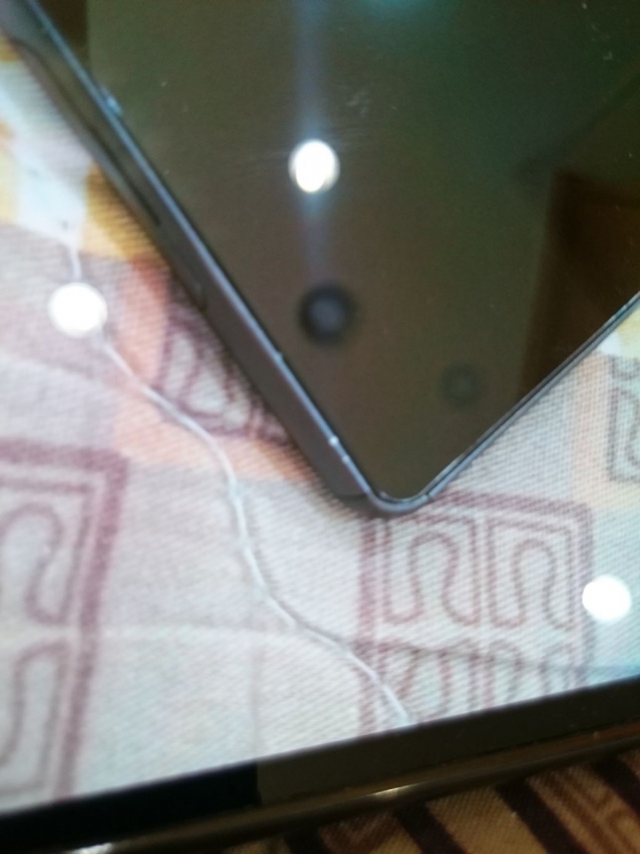 SONY Xperia Z3  SD記憶卡 是不是一樣無法放入8G電影進去呢( 另外我想換保護蓋 我手機被保護蓋刮傷 有圖片有證據)