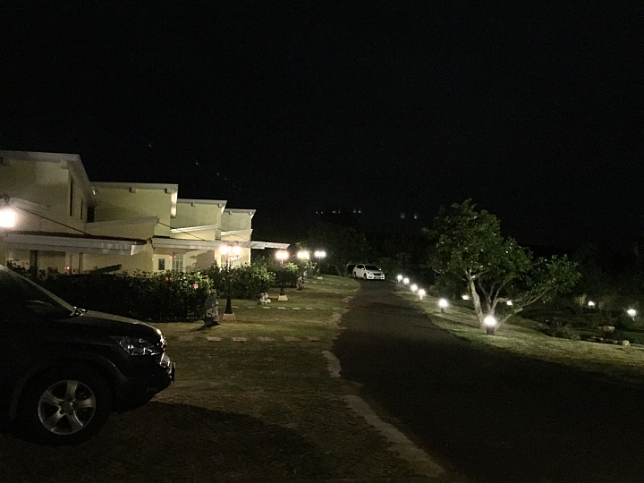 iphone6+夜間拍照有許多光點，這樣正常嗎?