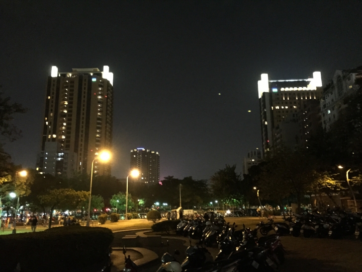 想問一下，手機晚上拍照會有亮點？