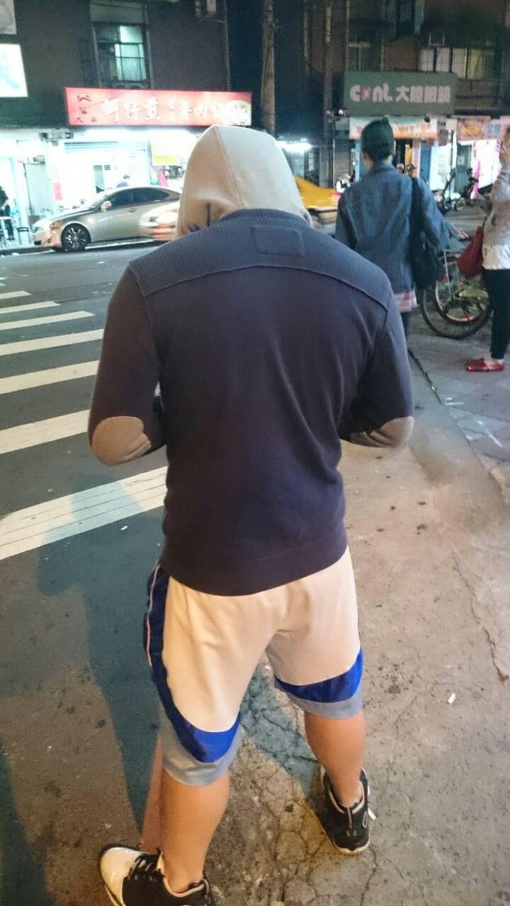 剛看到的神秘帥氣拼布帽T，跪求品牌