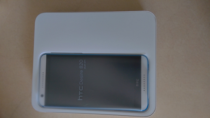 HTC Desire 820藍天白開箱囉~~