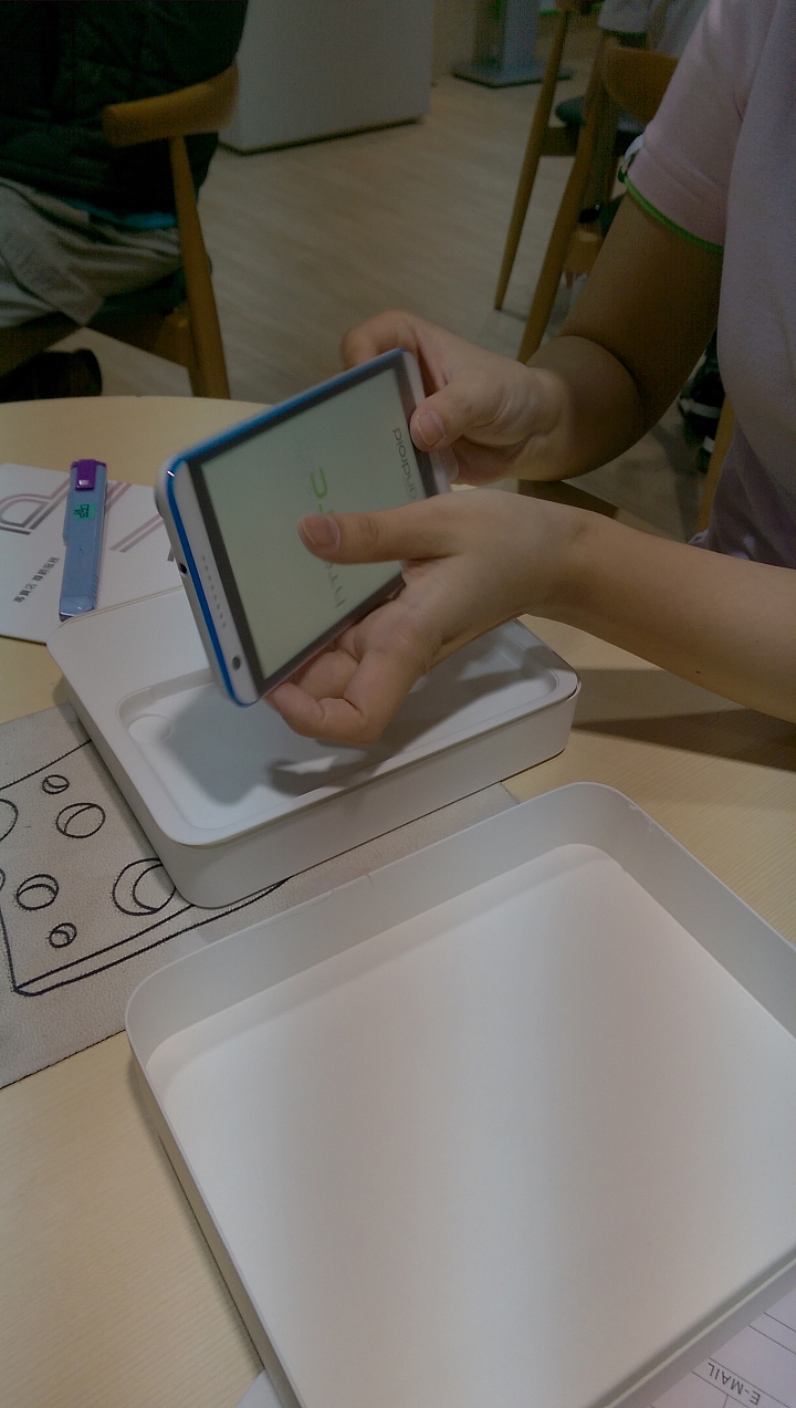HTC Desire 820藍天白開箱囉~~