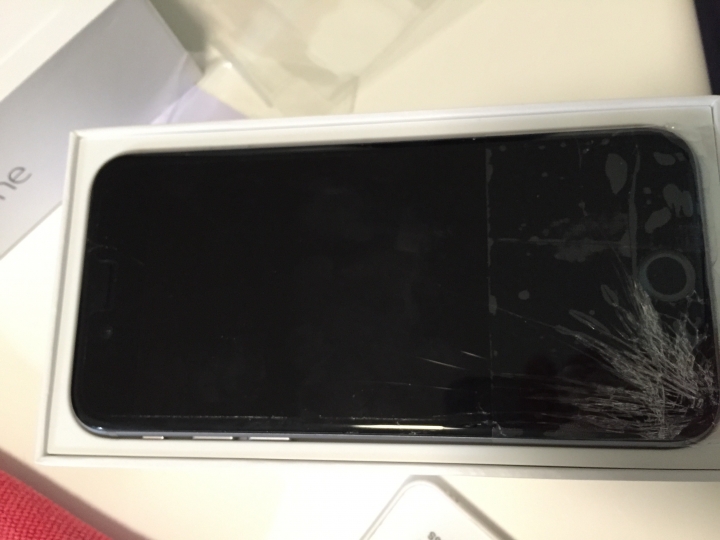 我老婆的iphone6 摔破了