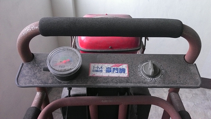 很舊的跑步機要更換跑步帶，請問這個還有救嗎？