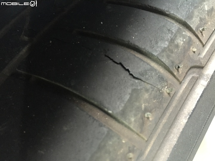 CIVIC9 原廠輪胎才開一年及二萬零三百公里就不小心看到有這種裂痕,請問這還能開嗎?