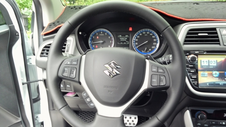 SUZUKI CROSSOVER GLX新增不少淘寶配件  解析度不高請見諒 還沒遇見兄弟車真好