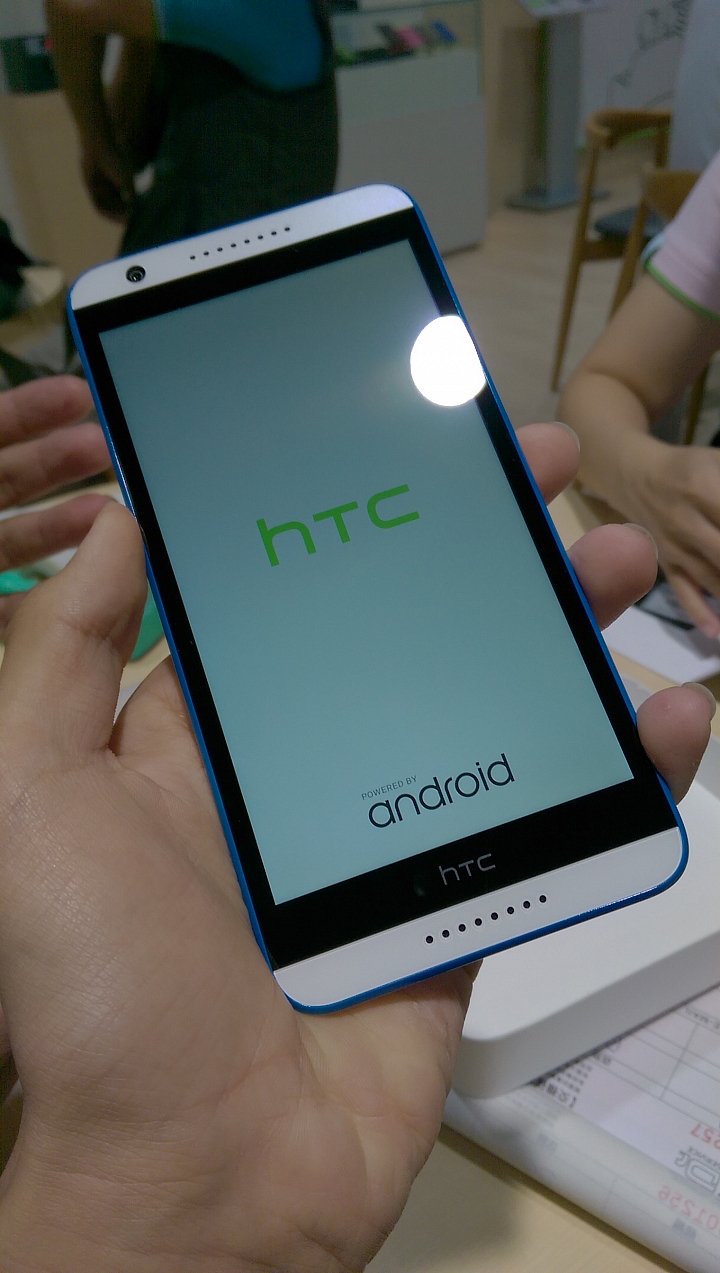 HTC Desire 820藍天白開箱囉~~