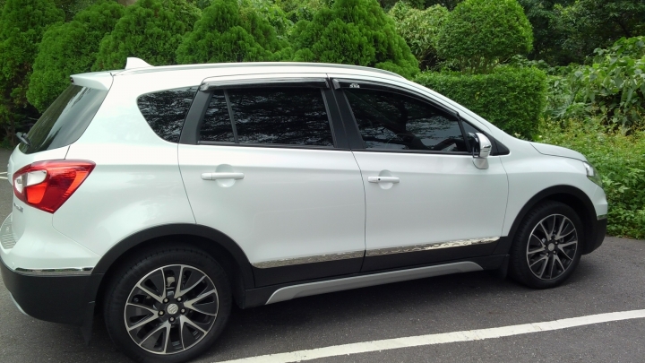 SUZUKI CROSSOVER GLX新增不少淘寶配件  解析度不高請見諒 還沒遇見兄弟車真好