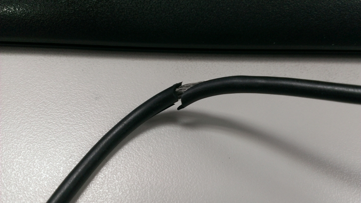 Samsung GALAXY S3 充電線充電中脆裂