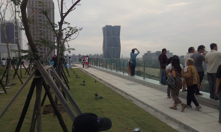 海大今日獨家現場拍攝"高雄新市圖總館"內外景觀，提供大家參考!!!!