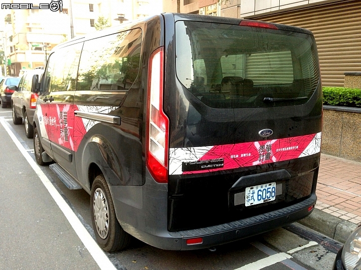 台北街頭Ford 9人商旅測試車Transit Custom