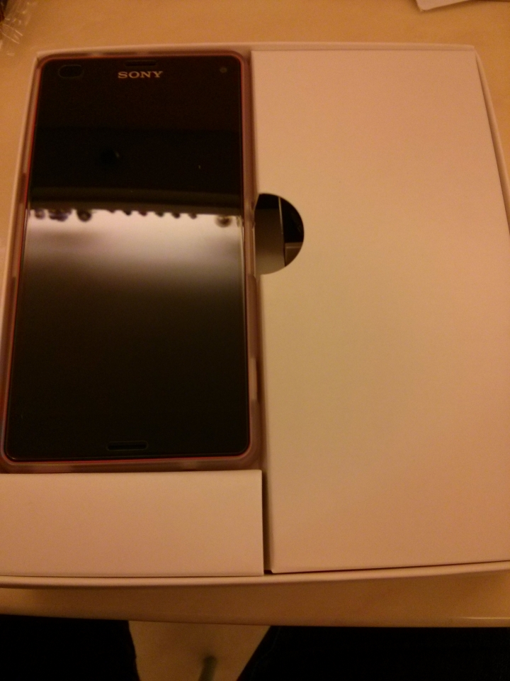 [開箱] Sony輕旗艦Xperia Z3 Compact（港版D5833）