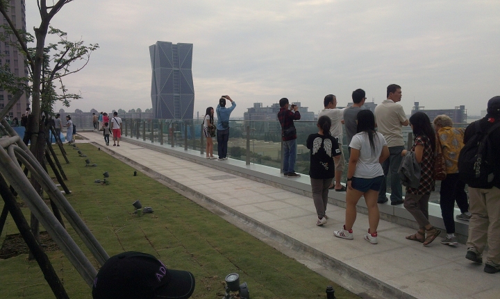海大今日獨家現場拍攝"高雄新市圖總館"內外景觀，提供大家參考!!!!