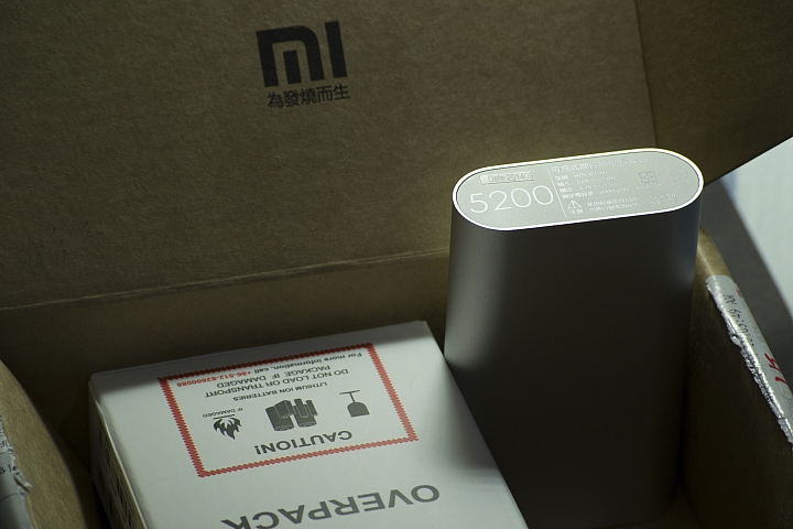 小米行動電源5200 開箱 怎麼這麼美