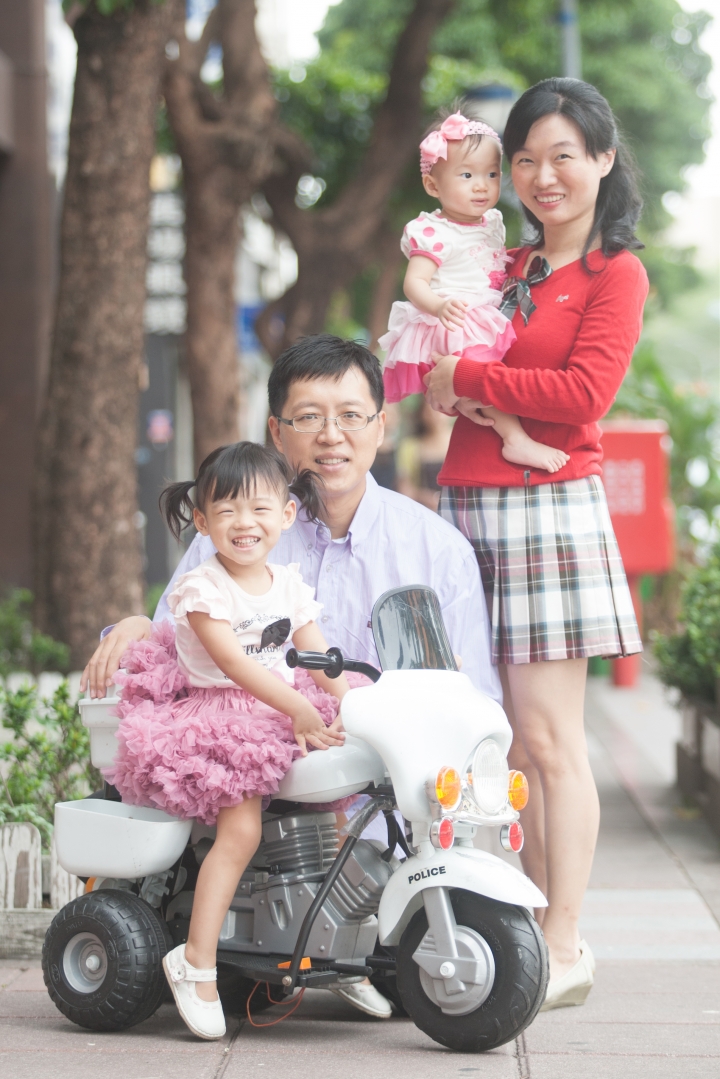 跪求各位大德神人，全家福調色修圖