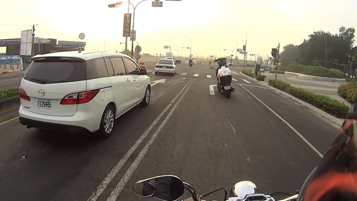 今天早上上班遇見3輪機車