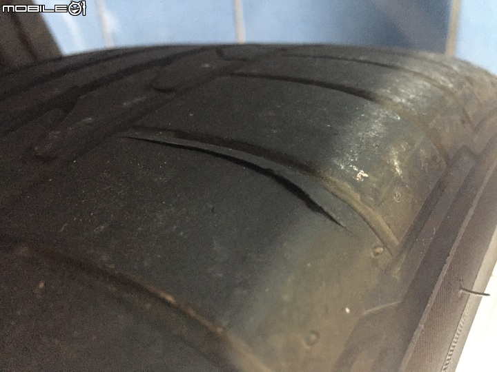 CIVIC9 原廠輪胎才開一年及二萬零三百公里就不小心看到有這種裂痕,請問這還能開嗎?