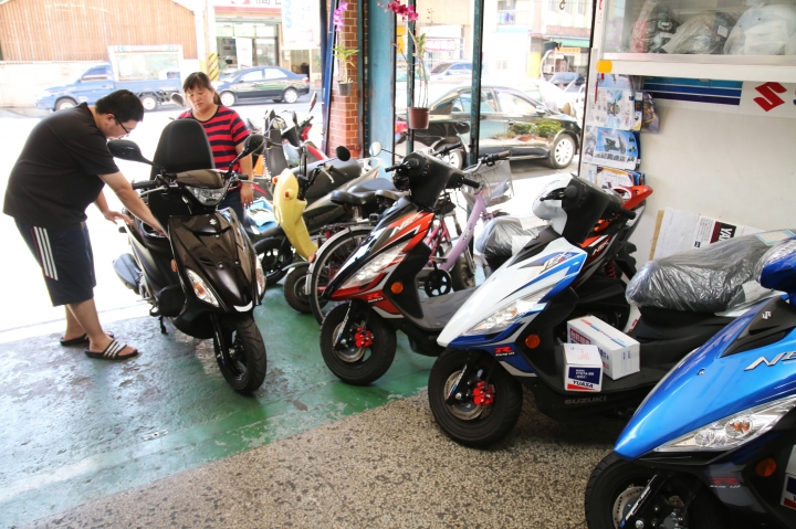 Suzuki Address V125SS 黑咖啡 開箱～（老闆好厲害的獨門絕活）