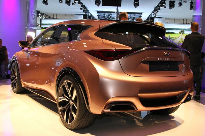 INFINITI Q30偽裝車