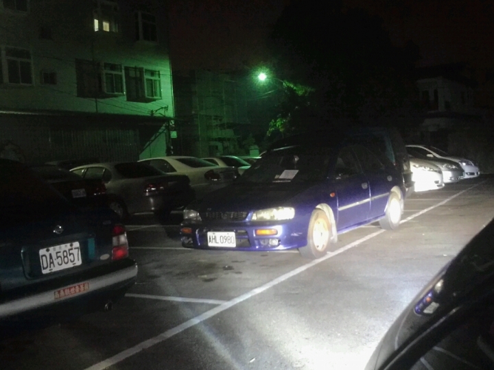 誇張，一台車停三格停車格