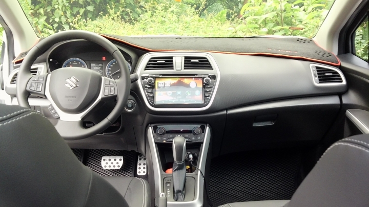 SUZUKI CROSSOVER GLX新增不少淘寶配件  解析度不高請見諒 還沒遇見兄弟車真好