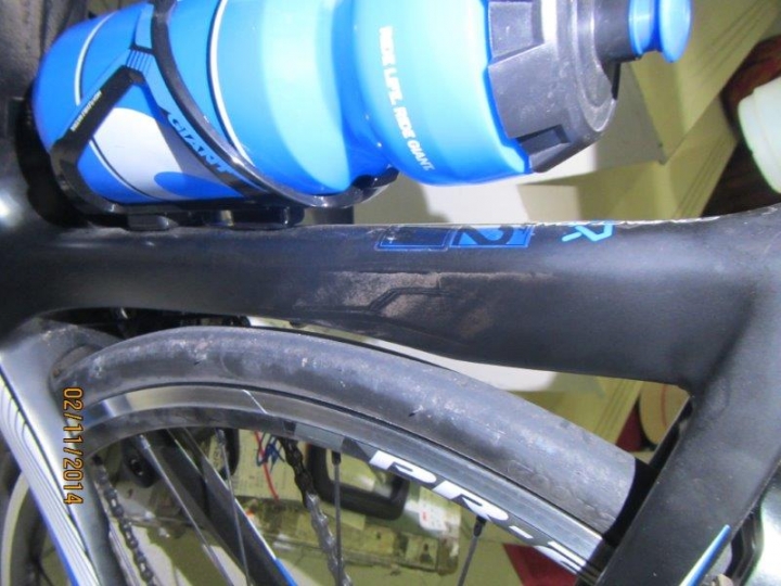 誰可以告訴我,這樣的漆面算正常嗎?Giant 今年的新車