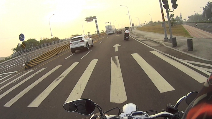 今天早上上班遇見3輪機車