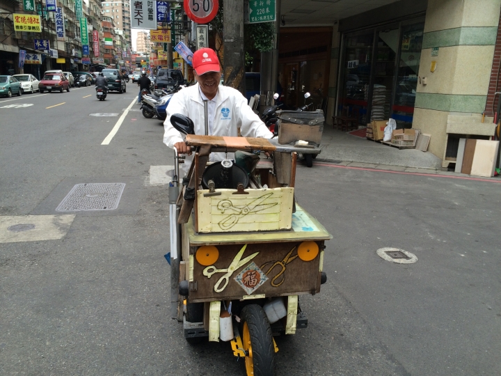 中和手推車的磨菜刀和剪刀的老先生