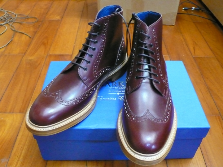 [開箱] BARKER BUTCHER 酒紅雕花靴