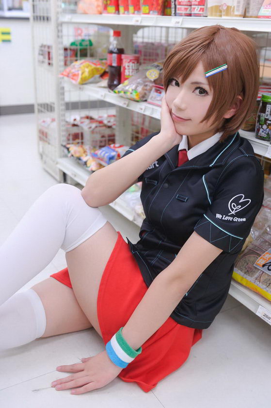 請問這種全家店員要到那邊找?你們看到這種全家店員會覺得如何呢?