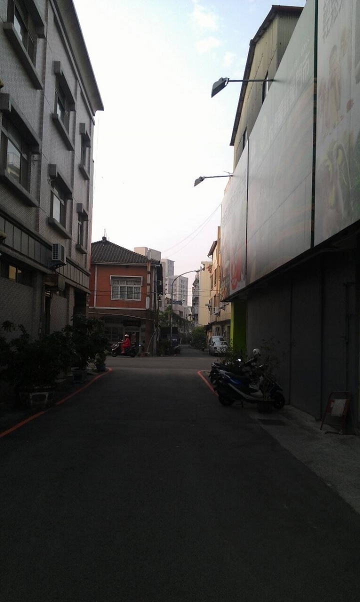 有人知道豐原中正路和忠孝街路口，全聯福利中心旁邊這塊地是什麼建案嗎？