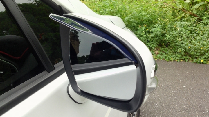 SUZUKI CROSSOVER GLX新增不少淘寶配件  解析度不高請見諒 還沒遇見兄弟車真好