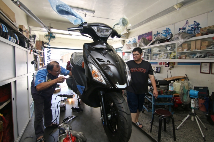 Suzuki Address V125SS 黑咖啡 開箱～（老闆好厲害的獨門絕活）