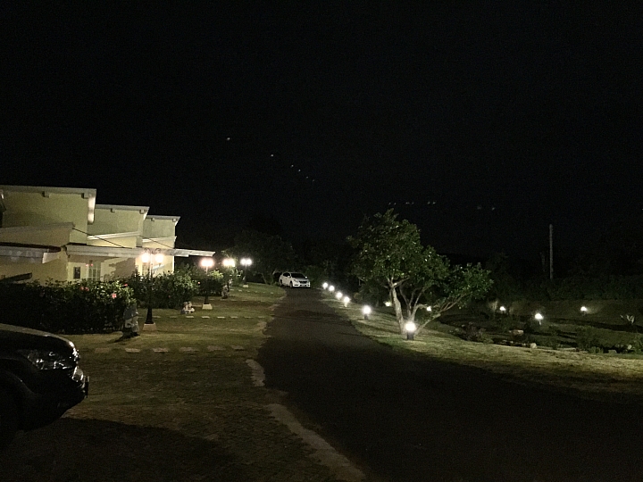 iphone6+夜間拍照有許多光點，這樣正常嗎?