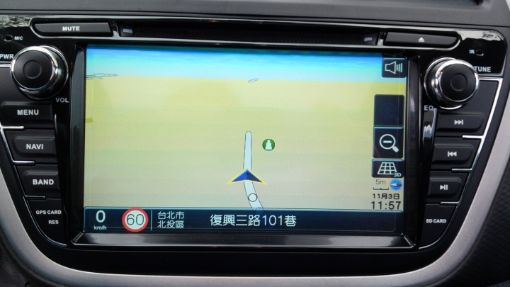 SUZUKI CROSSOVER GLX新增不少淘寶配件  解析度不高請見諒 還沒遇見兄弟車真好