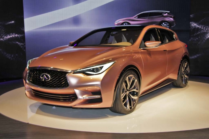 INFINITI Q30偽裝車