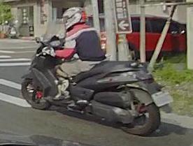 請教是哪牌的機車 (掛試車牌) !!