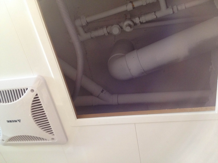 浴室上方減壓閥滲水更換？
