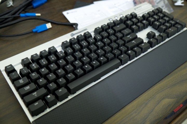 CORSAIR K70 CHERRY紅軸 銀色限量版開箱