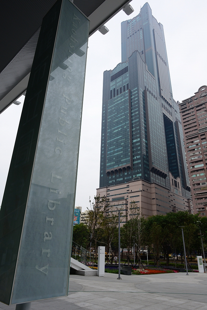 閉館結束：明天就是2015年1月1日了，大家一起來高雄圖書總館看書、聽故事吧！