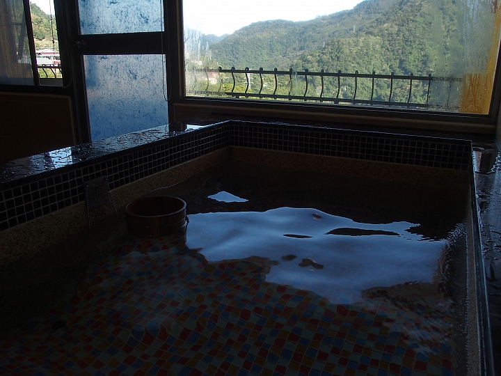 高雄直開4個半小時到烏來山水妍溫泉會館，享受泡湯趣。