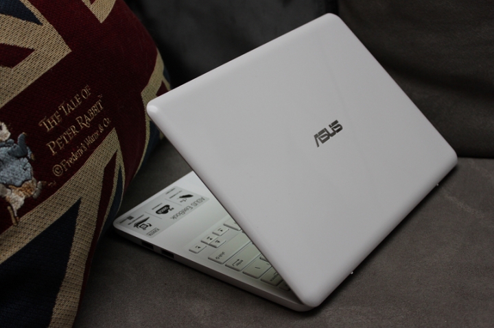 只花不到七千的筆電~Asus EeeBook X205TA簡單開箱