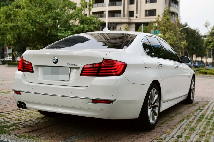 2014 LCI 520D【更新NBT 2015-2圖資】開箱-分享改裝資訊：NBT+原廠型數位電視+M6方向盤<更新全液晶儀表>持續更新ING