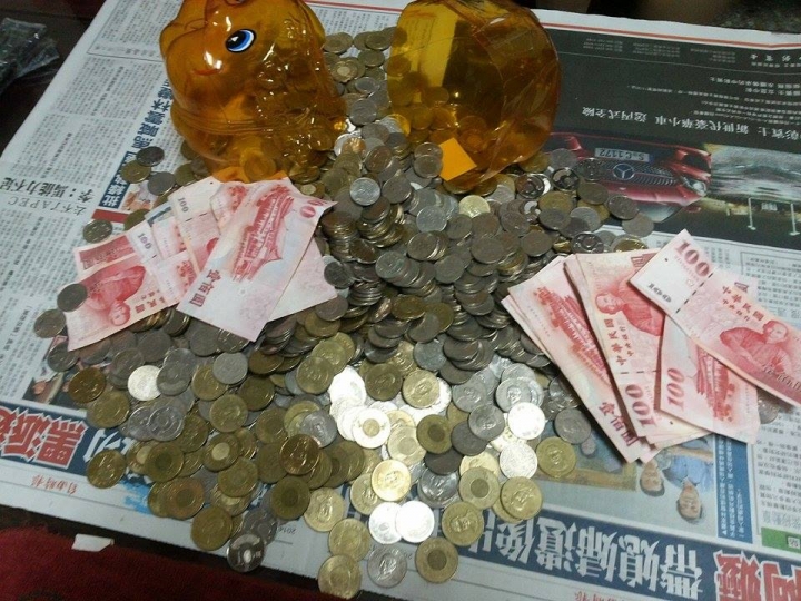 ｛開箱｝年底將近！豬公存錢筒開箱文～～～