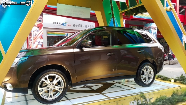 全新雙動力Outlander賞車(路過信義威秀Outlander聖誕樹拍拍)初體驗1+1心得分享