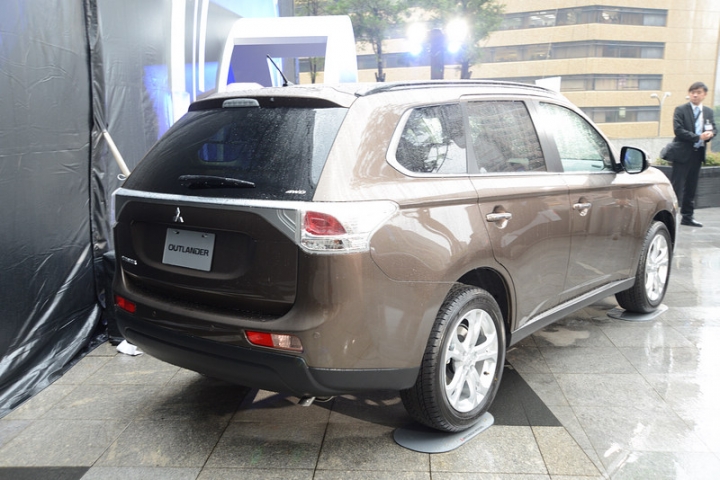 逛阪急巧遇new outlander露天展示