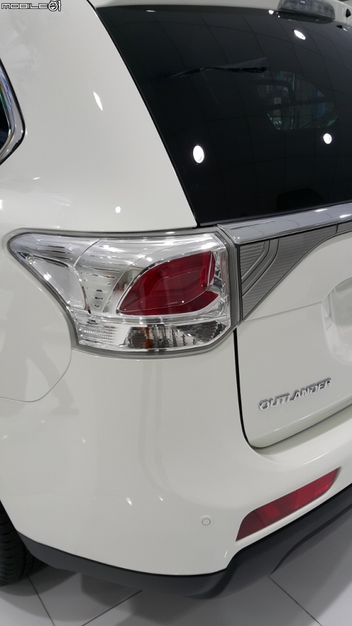 全新雙動力Outlander賞車(路過信義威秀Outlander聖誕樹拍拍)初體驗1+1心得分享