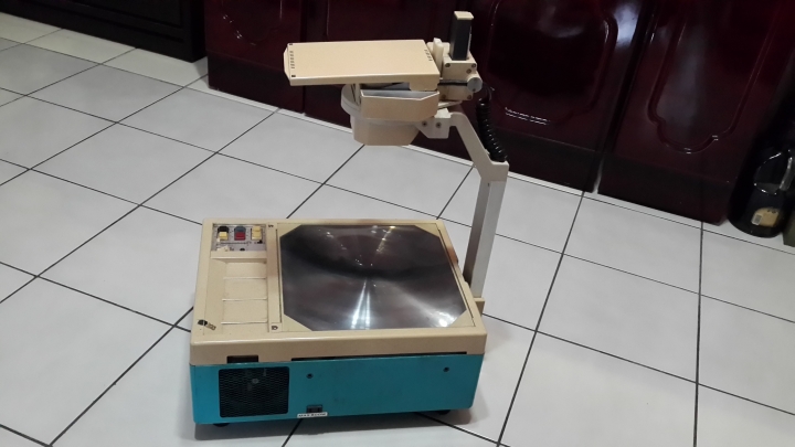 透明片投影機還保值嗎