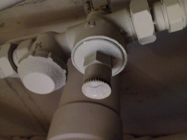 浴室上方減壓閥滲水更換？