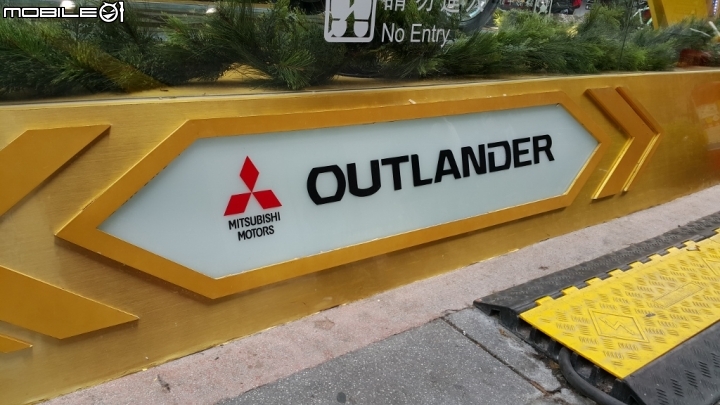 全新雙動力Outlander賞車(路過信義威秀Outlander聖誕樹拍拍)初體驗1+1心得分享